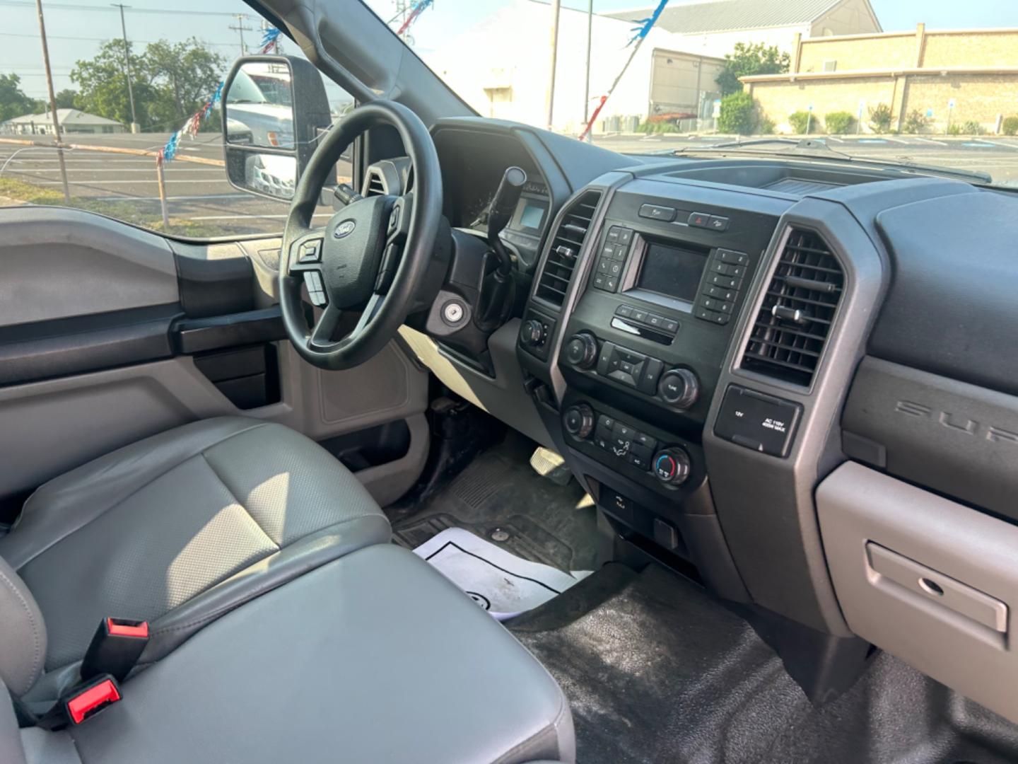 2021 White /Grey Ford F-250 SD King Ranch Crew Cab 4WD (1FT7W2B66ME) with an 6.2L V8 OHV 16V engine, 6A transmission, located at 1687 Business 35 S, New Braunfels, TX, 78130, (830) 625-7159, 29.655487, -98.051491 - Photo#2